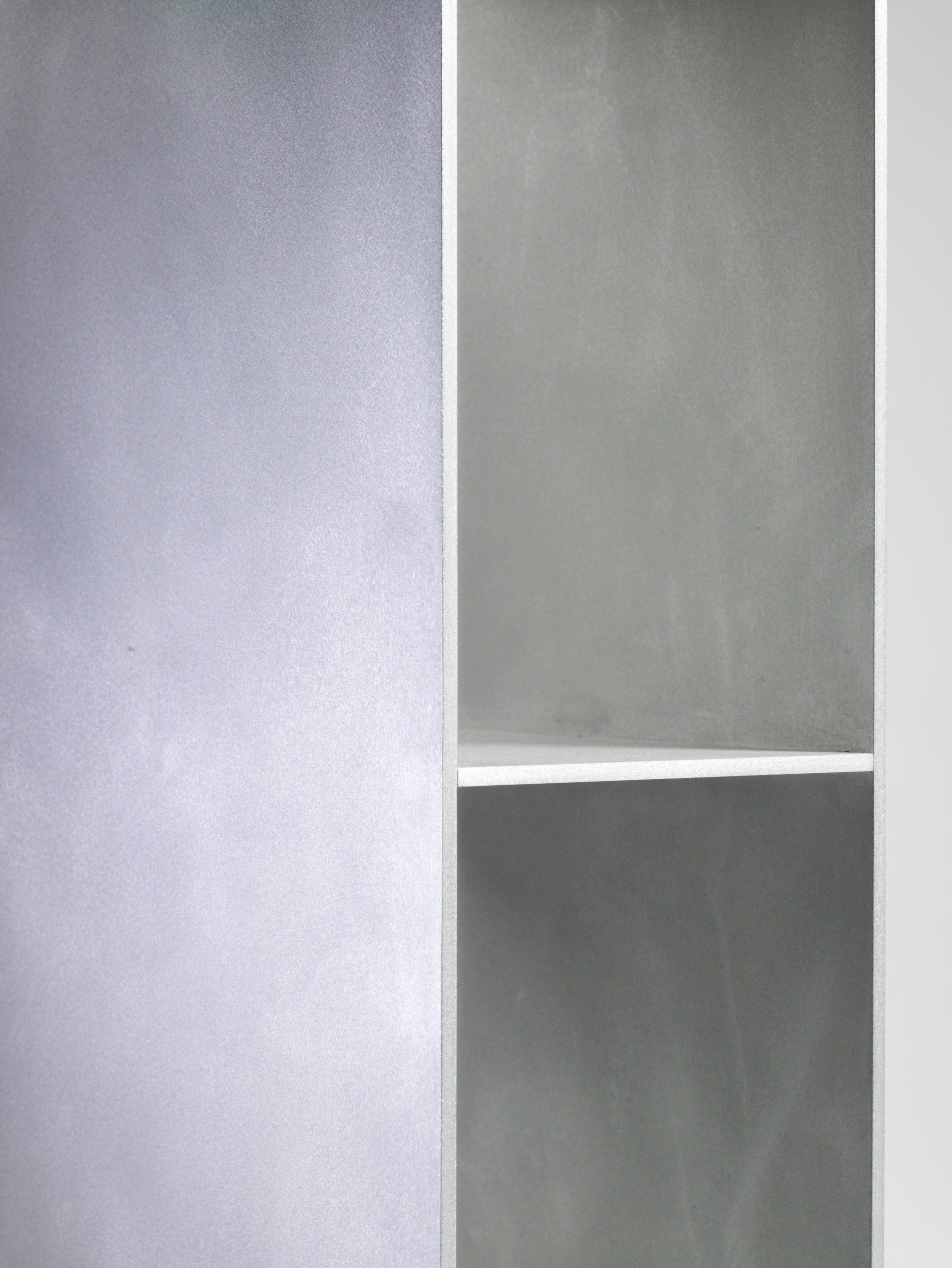 Minimalismo Scaffale da terra 2G in alluminio cerato e lucidato di Jonathan Nesci in vendita