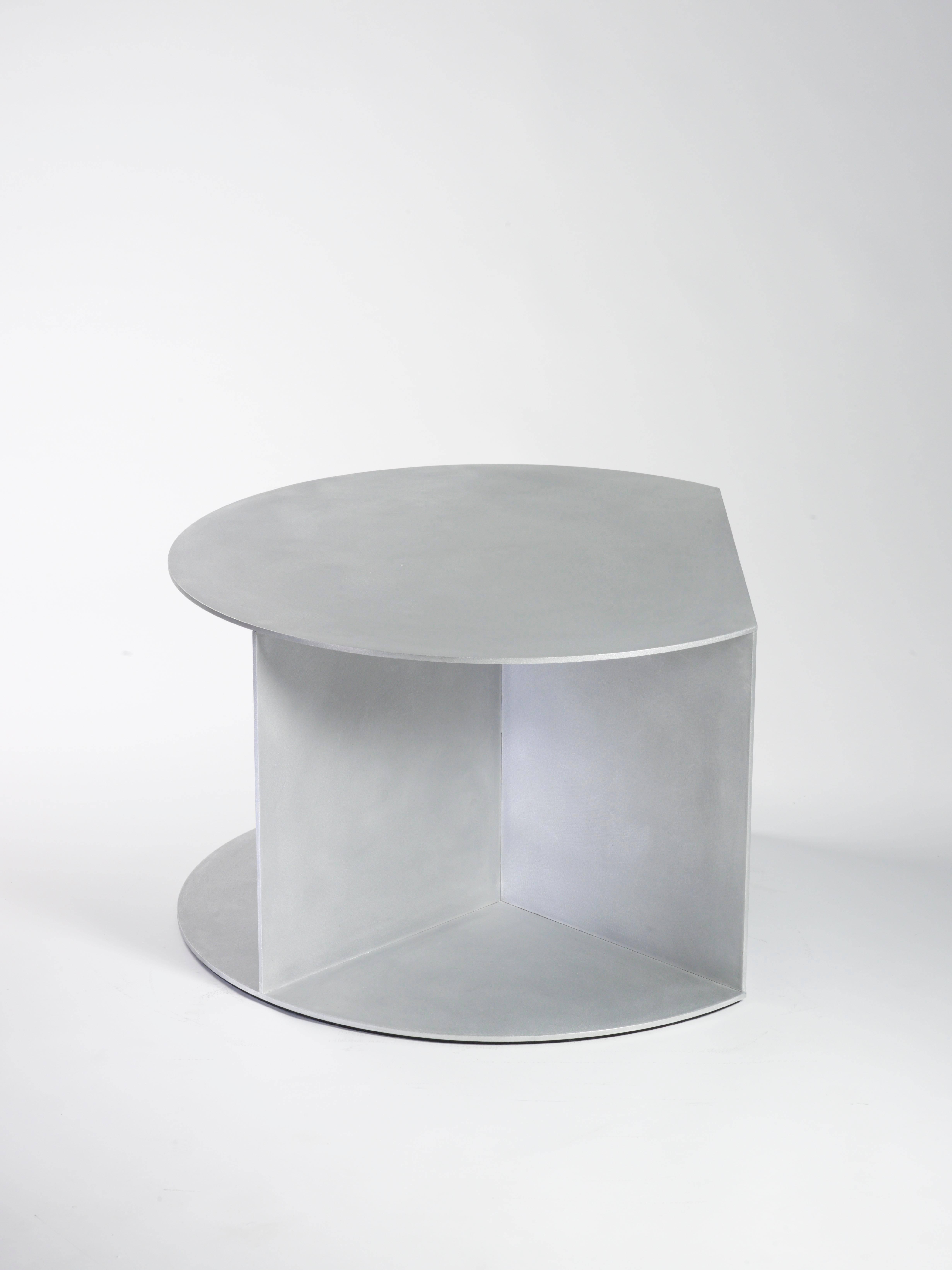 Großer D-Couchtisch aus gewachstem und poliertem Aluminiumblech von Jonathan Nesci (Minimalistisch) im Angebot