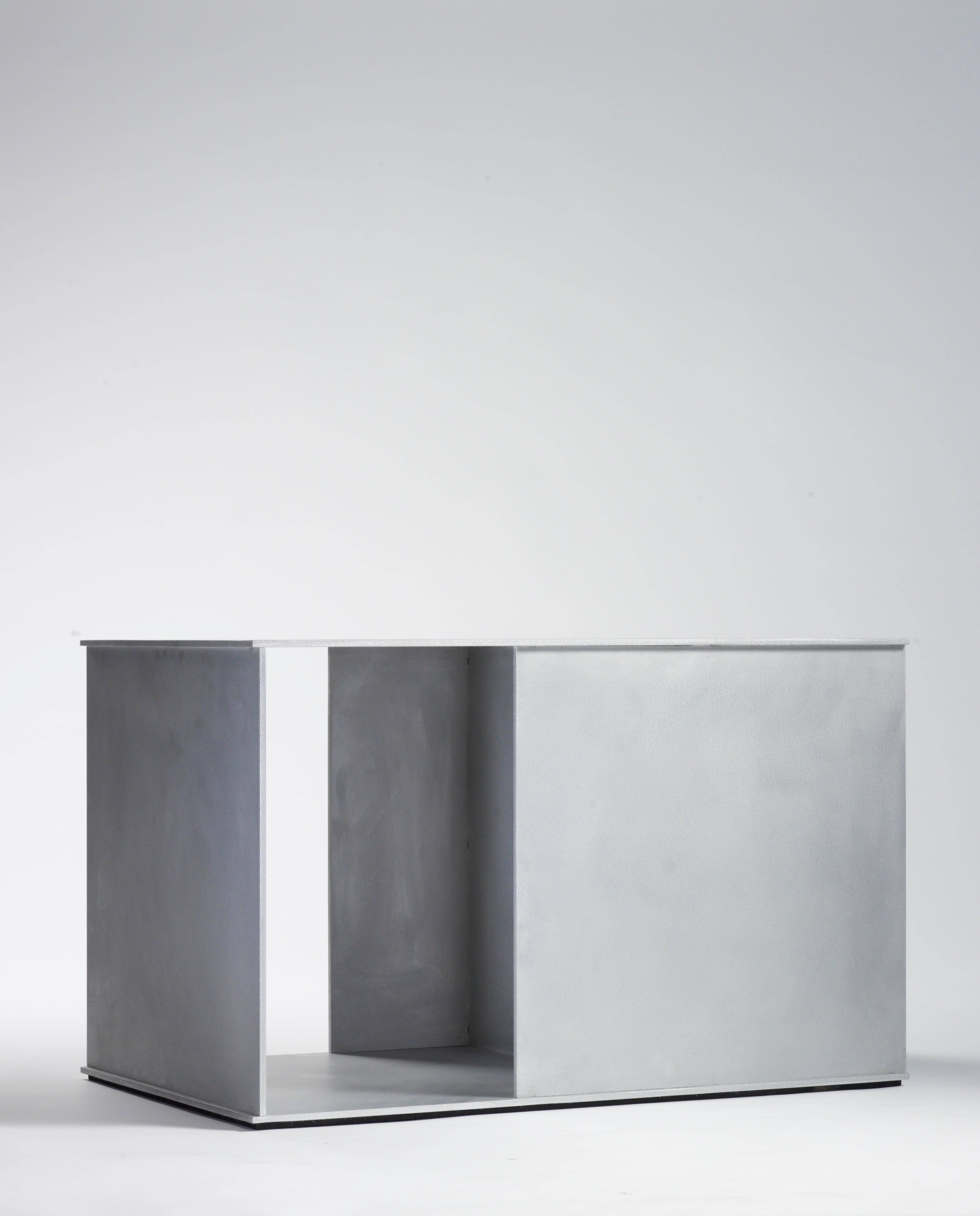 Table de ratio en plaque d'aluminium de 0,25 pouce d'épaisseur, faisant partie de l'exposition personnelle neuf variations à la galerie Mondo Cane en 2011. Des plaques d'aluminium découpées numériquement s'entrecroisent et sont fusionnées par des