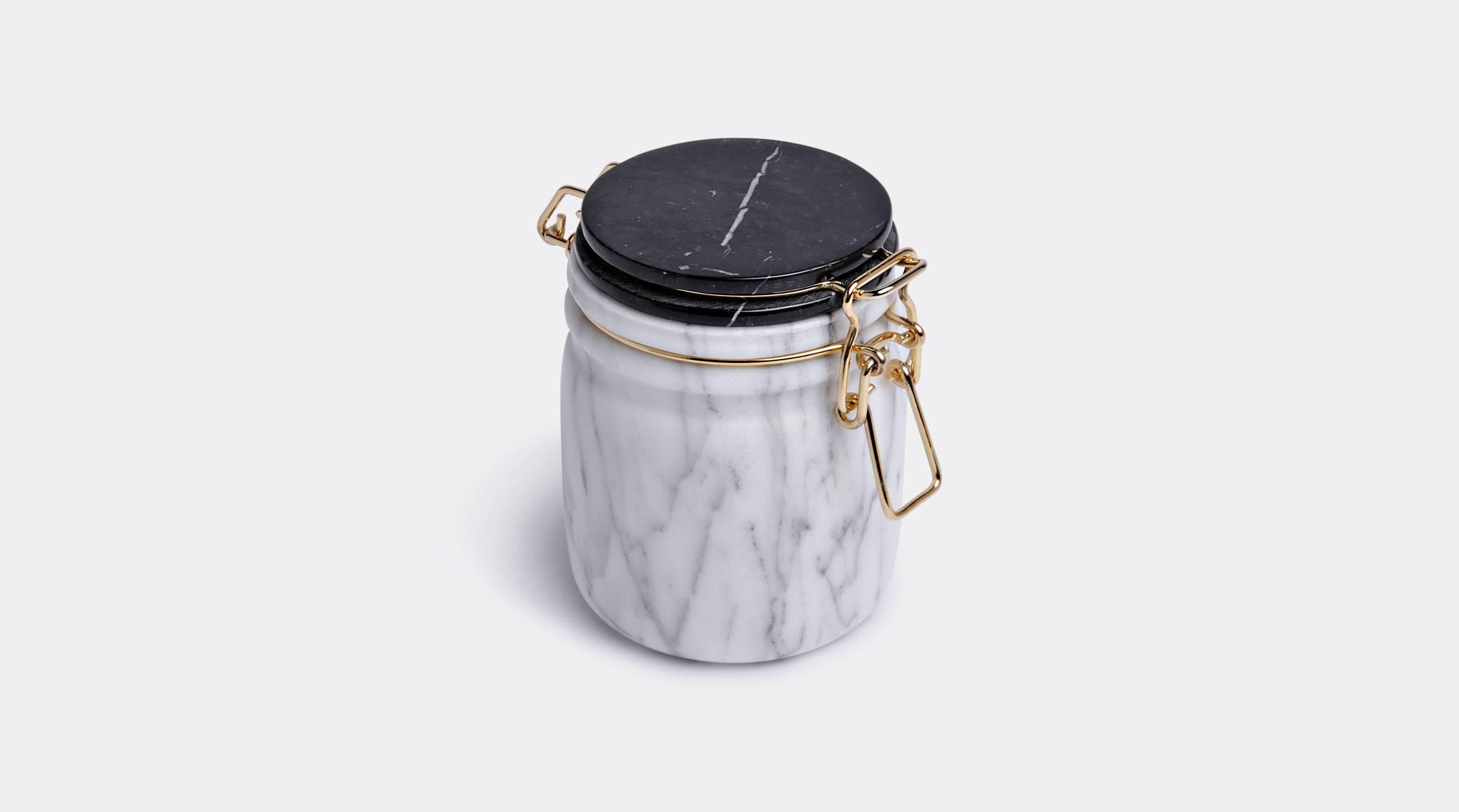 Miss marble is the traditional marmalade jar, produced with the highest quality marbles coming from Tuscan caves and is entirely handmade by expert artisans.
Miss marble is produced in opaque Arabescato marble with top in polished Marquinia marble