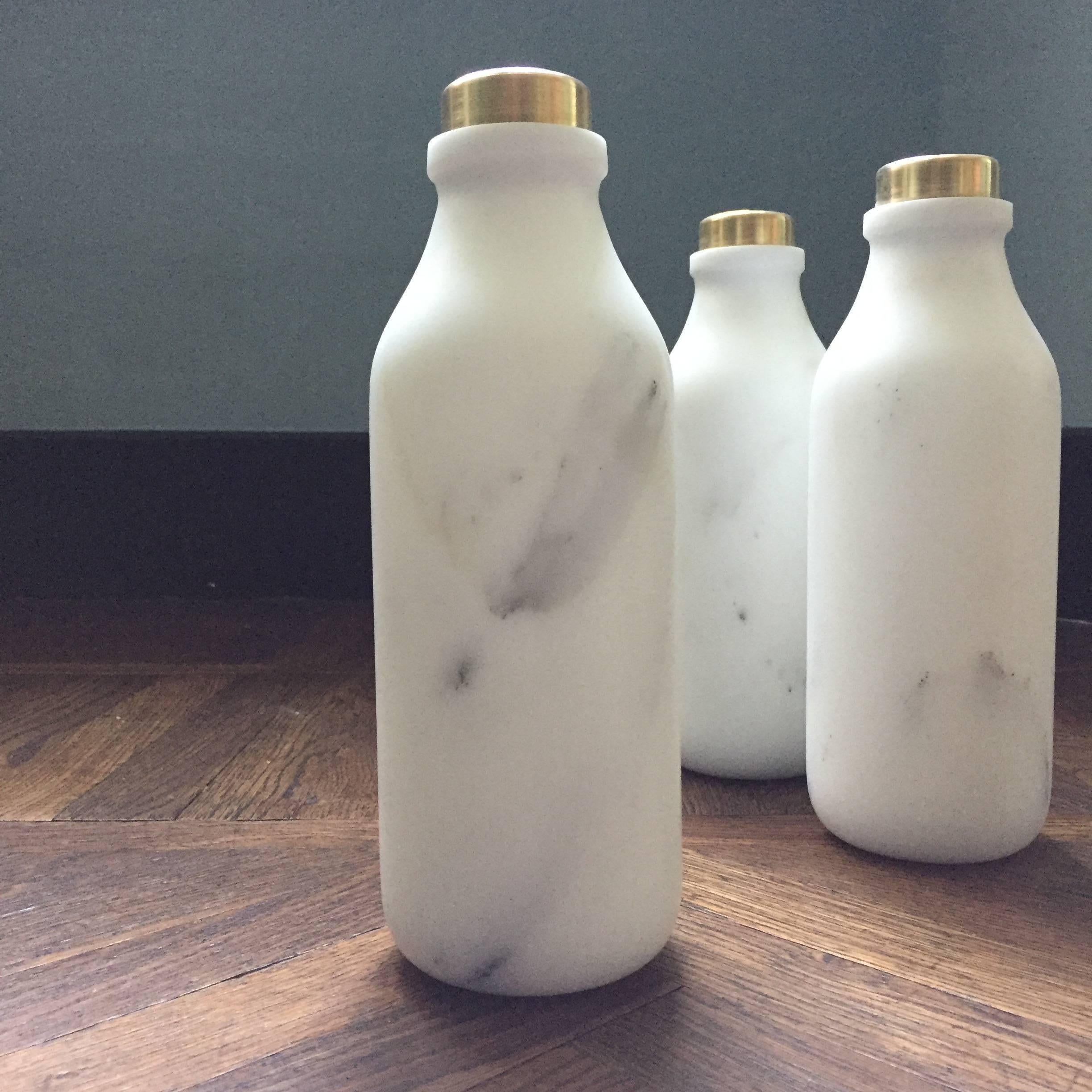 Traditional milk bottle produced in Arabescato marble with a brushed brass cap.
Mr Bottle is made by hand by our expert Tuscan craftsmen.