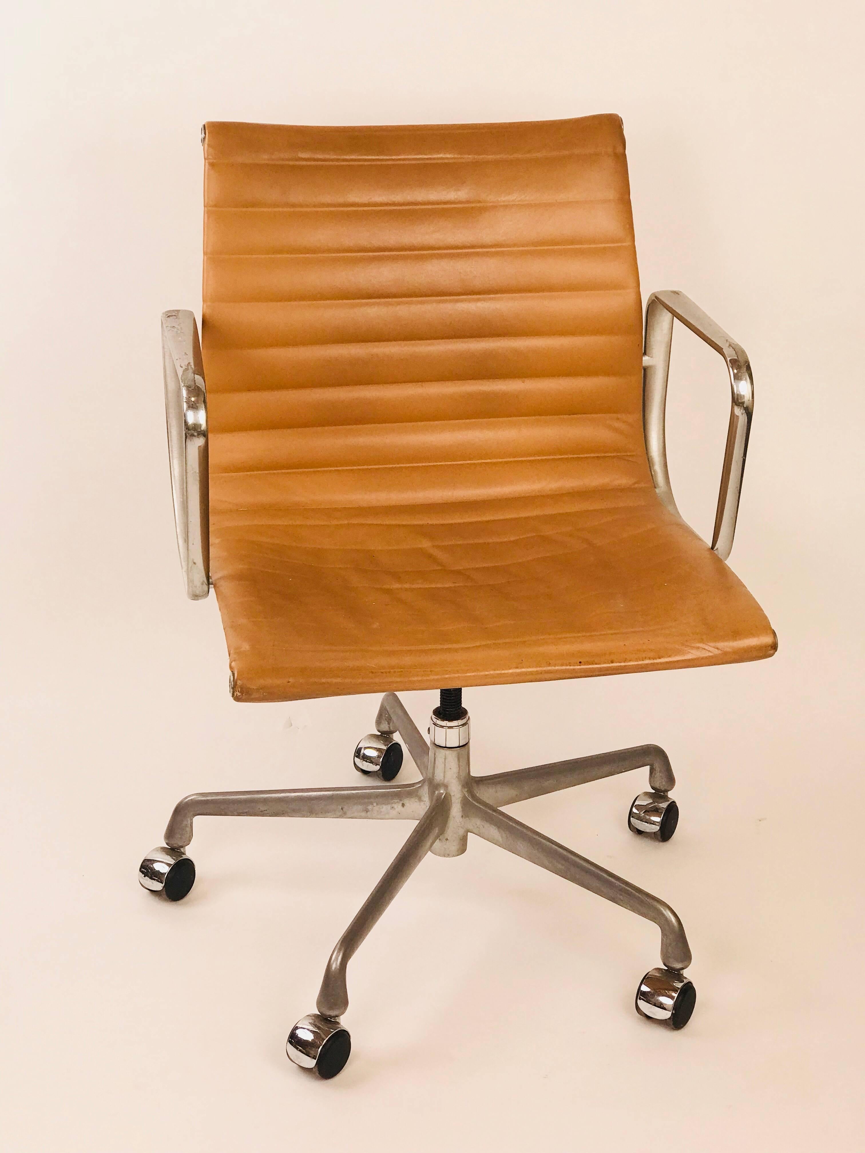 camel color office chair