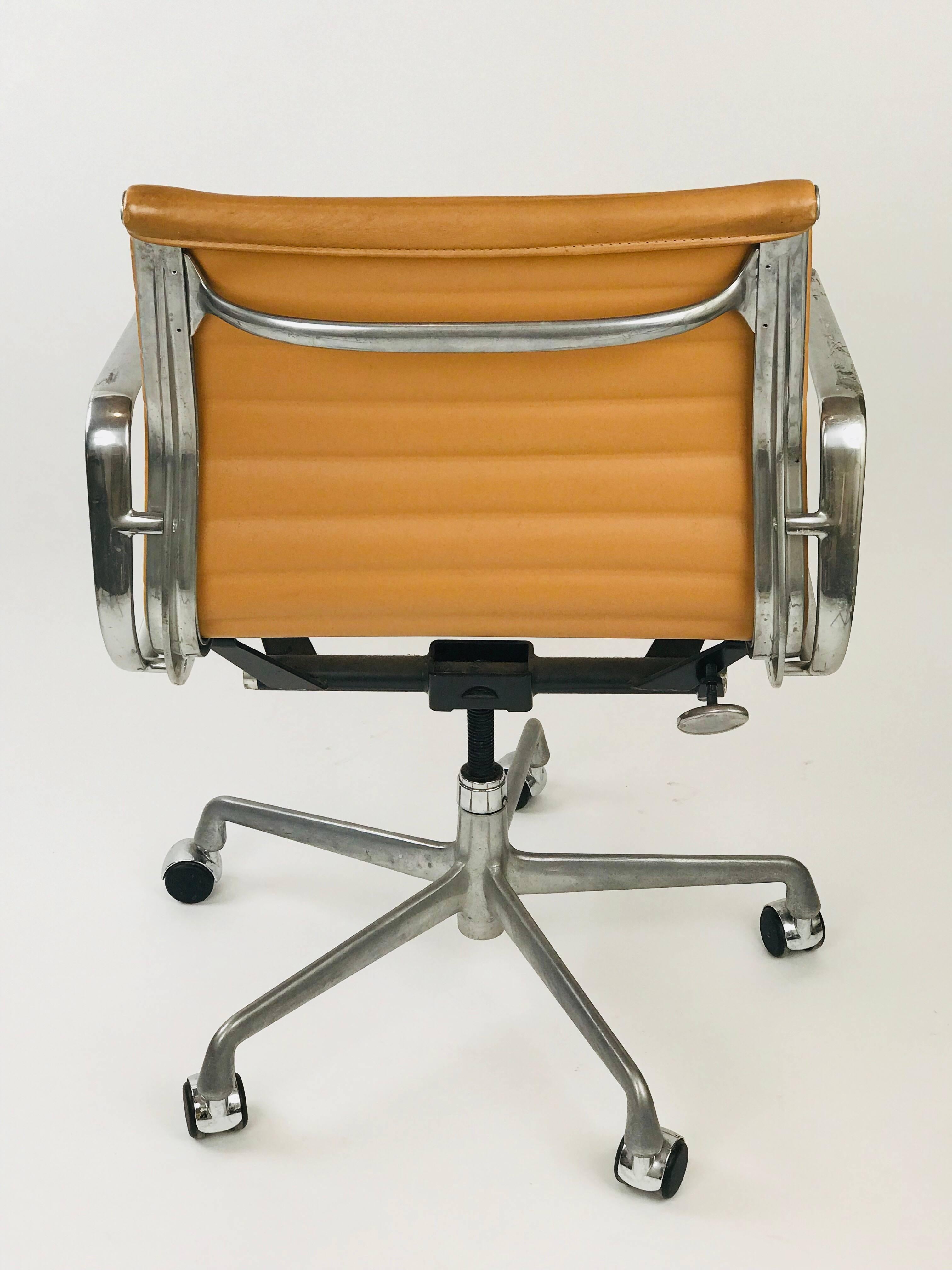 Aluminum Eames Management Office Chair for Herman Miller Camel leather