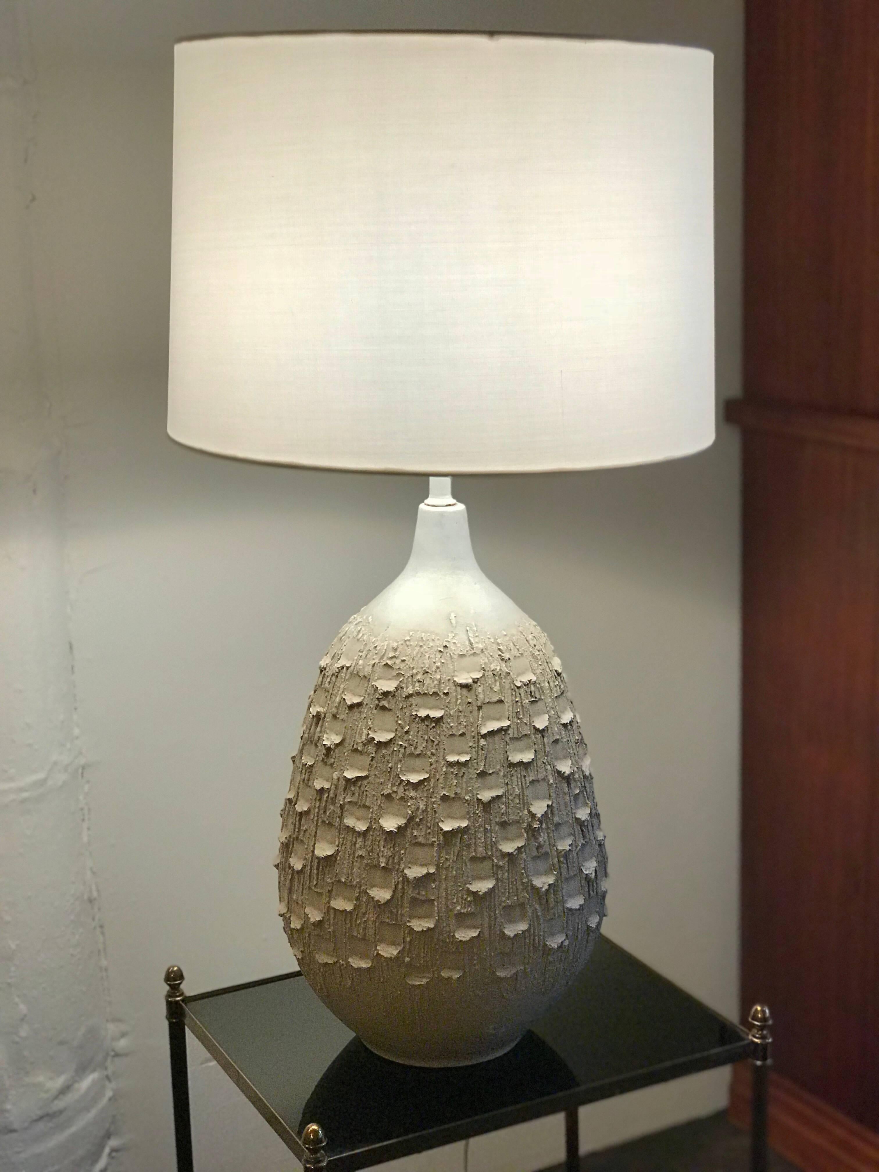 Superb handmade vintage ceramic lamp from the 1960s. Great condition. Brand new off-white silk rolled shade.

Shade dimensions: 15