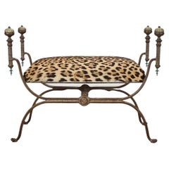 Banc en peau de léopard en fer et laiton
