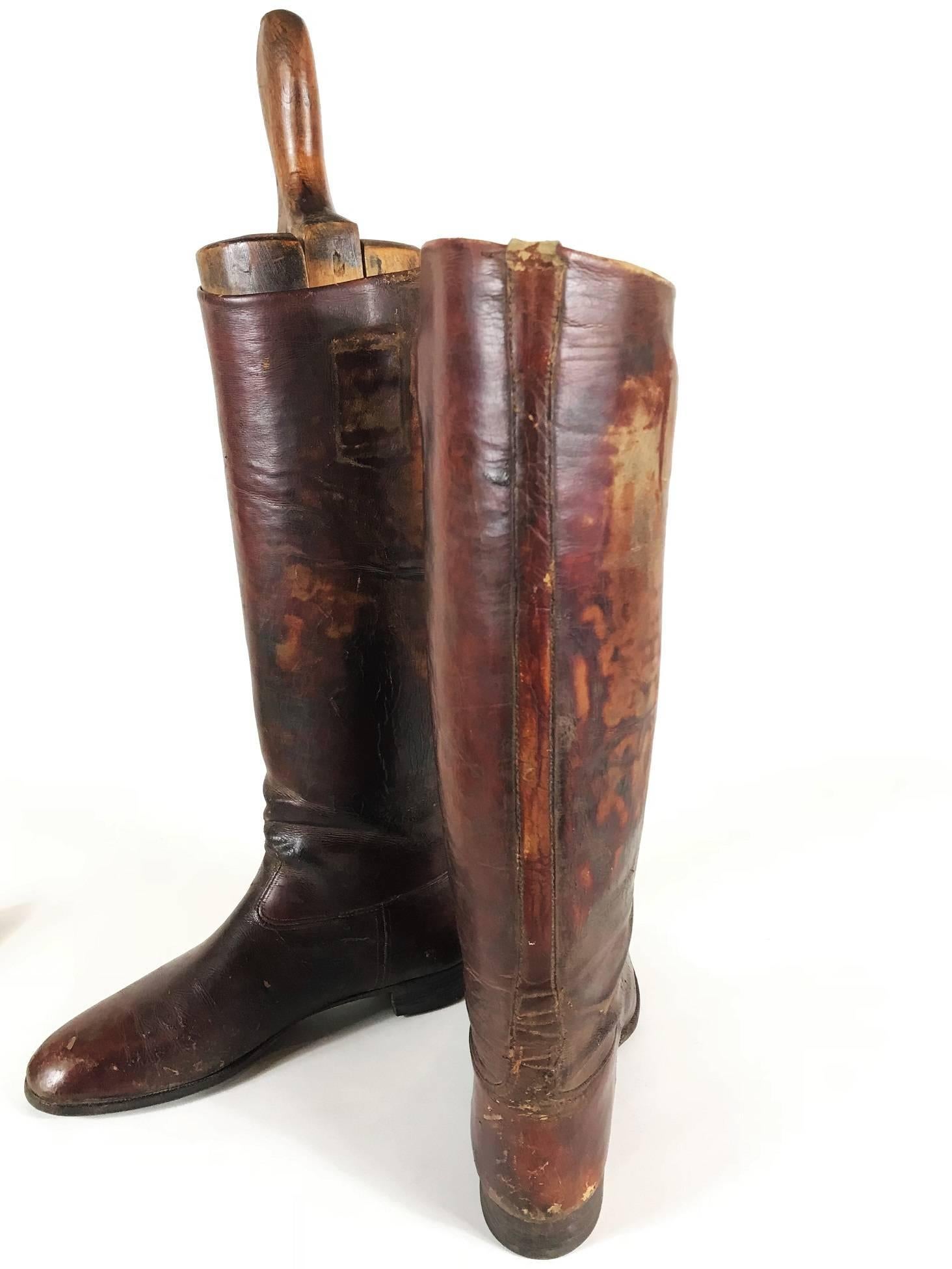 Antike braune Leder-Reitstiefel mit Bäumen, 1890er Jahre Österreich (Österreichisch) im Angebot