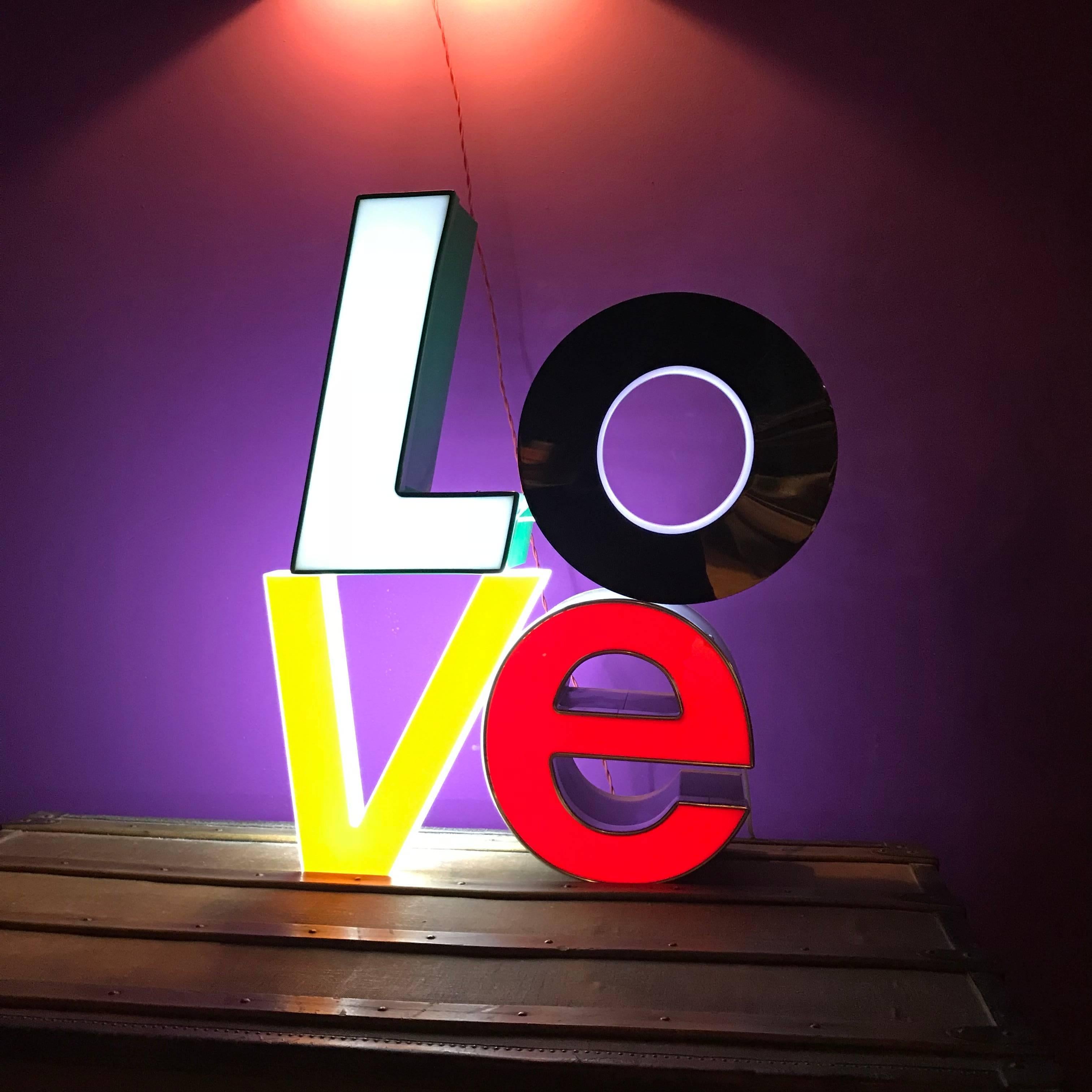3D LOVE Lighting Sign in Style of Robert Indiana, Arty Letter Sculpture In Good Condition In Biebergemund, Hessen