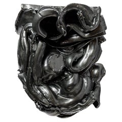 Escultura mural de cerámica vidriada negra, 2024