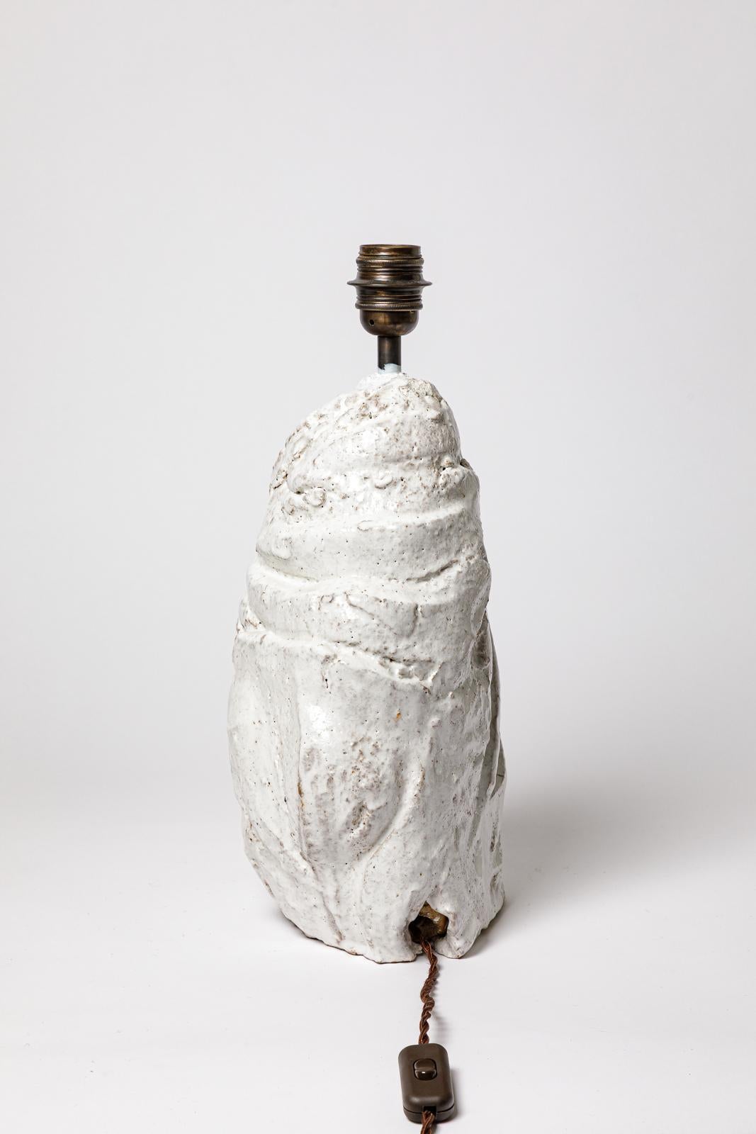 Pied de lampe en grès émaillé blanc d'Hervé ROUSSEAU.
Signature de l'artiste sous la base. 2022.
H : 14.2 x 11 x 6.3 pouces (céramique uniquement).
H : 17,5 pouces (céramique et système électrique).
H : 23.6 x 14.9 x 12.6 pouces (céramique, système