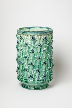 Vase en céramique émaillé vert, créé par Sophy Mckeith, 2026.