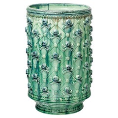 Vase en céramique émaillé vert, créé par Sophy Mckeith, 2026.