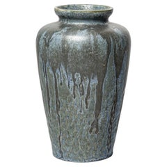 Vase en grès émaillé bleu, signé Denbac, 1930.