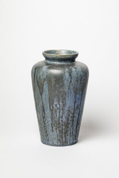 Vase en grès émaillé bleu, signé Denbac, 1930.