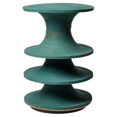 Tabouret ou table en grès émaillé vert, par Mart Schrijvers, 2026.