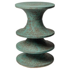 Tabouret ou table en grès émaillé vert, par Mart Schrijvers, 2026.