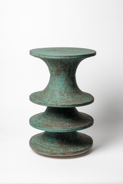 Tabouret ou table en grès émaillé vert, par Mart Schrijvers, 2026.