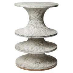 Tabouret ou table en grès émaillé blanc, par Mart Schrijvers, 2026.