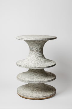 Tabouret ou table en grès émaillé blanc, par Mart Schrijvers, 2026.