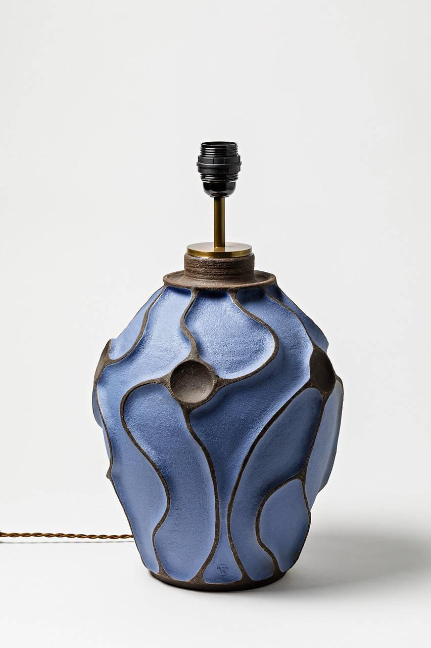 A ceramic lamp by Hervé Taquet with blue glaze decoration.
Unique piece.
Artist monogram at the base.
Sold with an new European electrical system.

Dimensions :
Ceramic and electrical system 48.5 x 28 cm / 19 ' x 11' inch
ceramic only 36 x 28