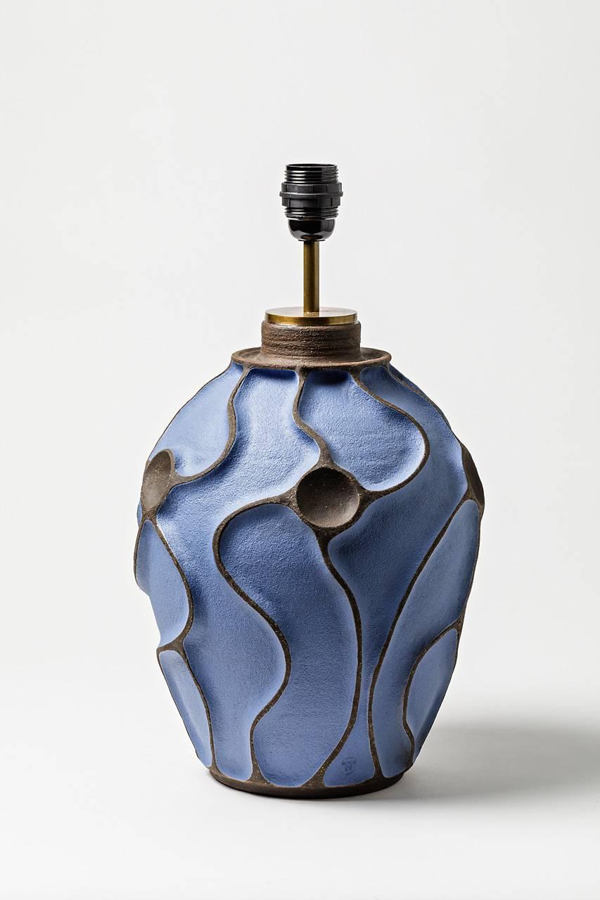 Français Lampe en céramique par Herv Taquet avec décoration à glaçure bleue en vente