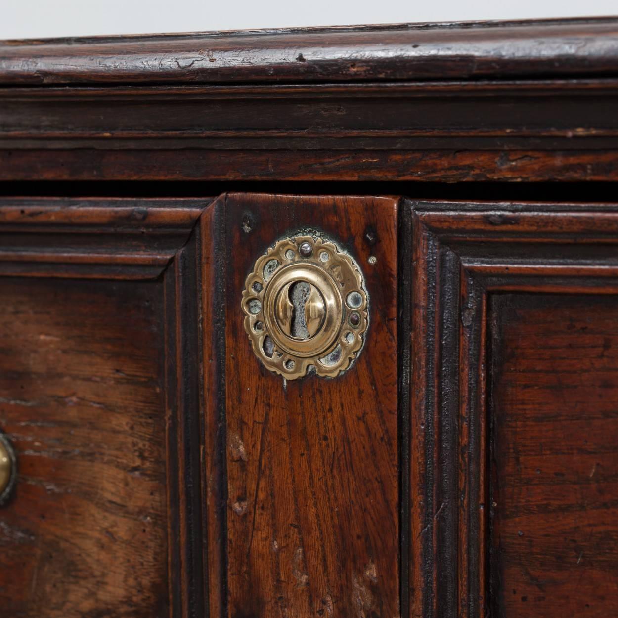 17th Century Jacobean (1603-1625) Oak Dresser Base In Good Condition For Sale In York, GB