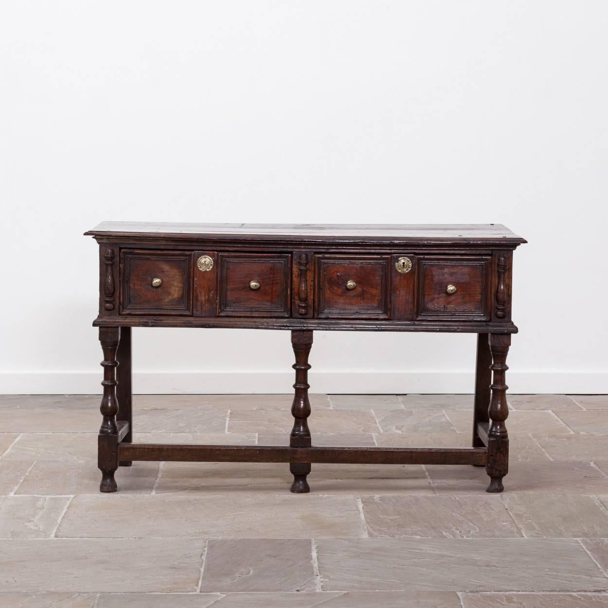 Superb 17th century Jacobean (1603-1625) oak dresser base.

This is a rare example, it is a fabulous small size which makes it a very useful and useable piece.

The stretchers appear to have probably been added at a later date.

Measure: 80cm high,