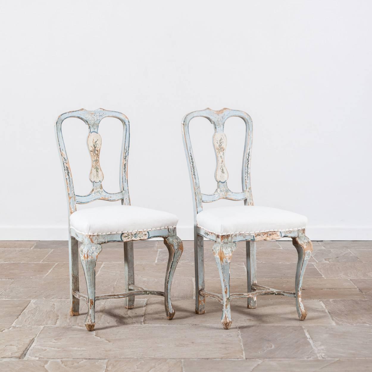 Charming pair of original painted Florentine side chairs, circa 1800. They have been newly upholstered.

Measures: 95cm high, 47cm wide and 39cm deep.