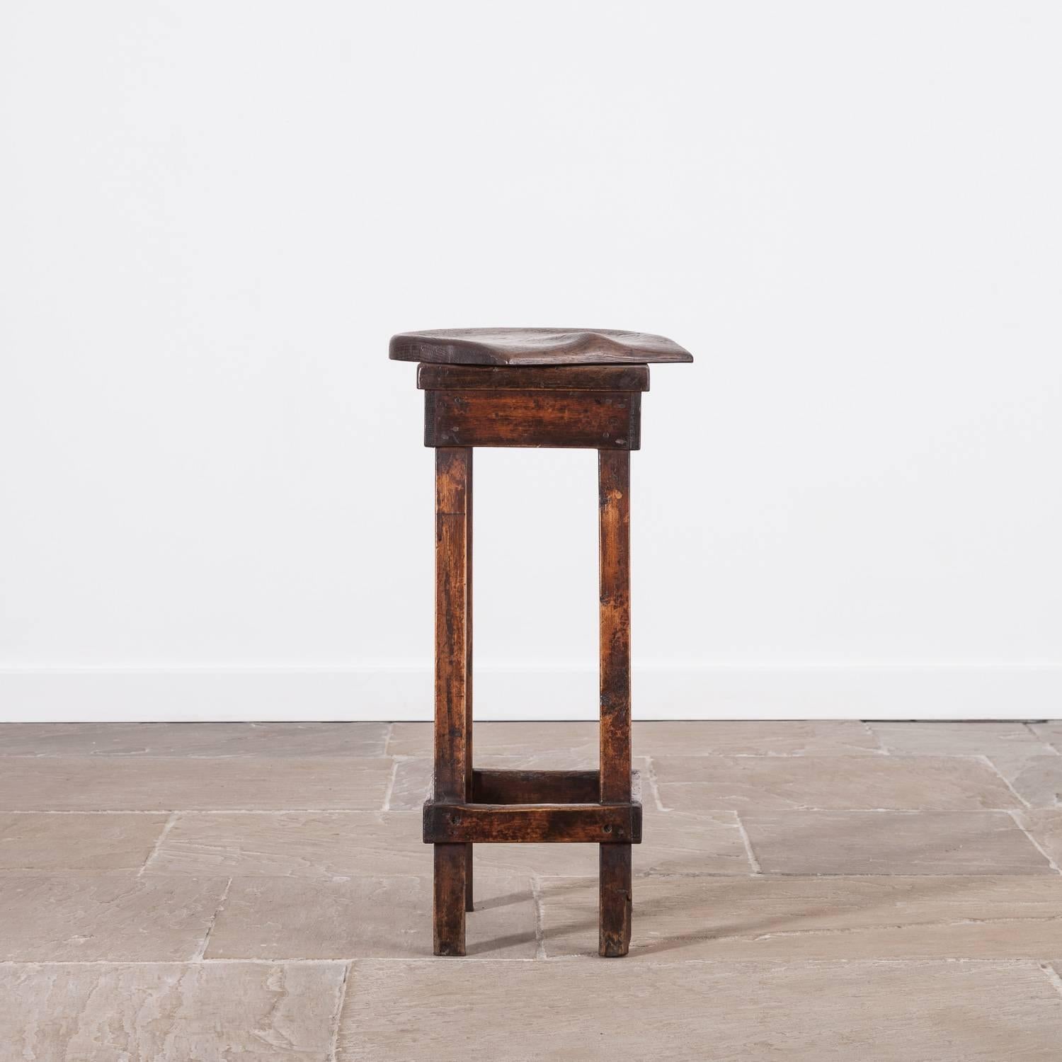 Lovely 19th century oak and pine shop stool.

Measures: 76 cm high, 38 cm wide and 29 cm deep.