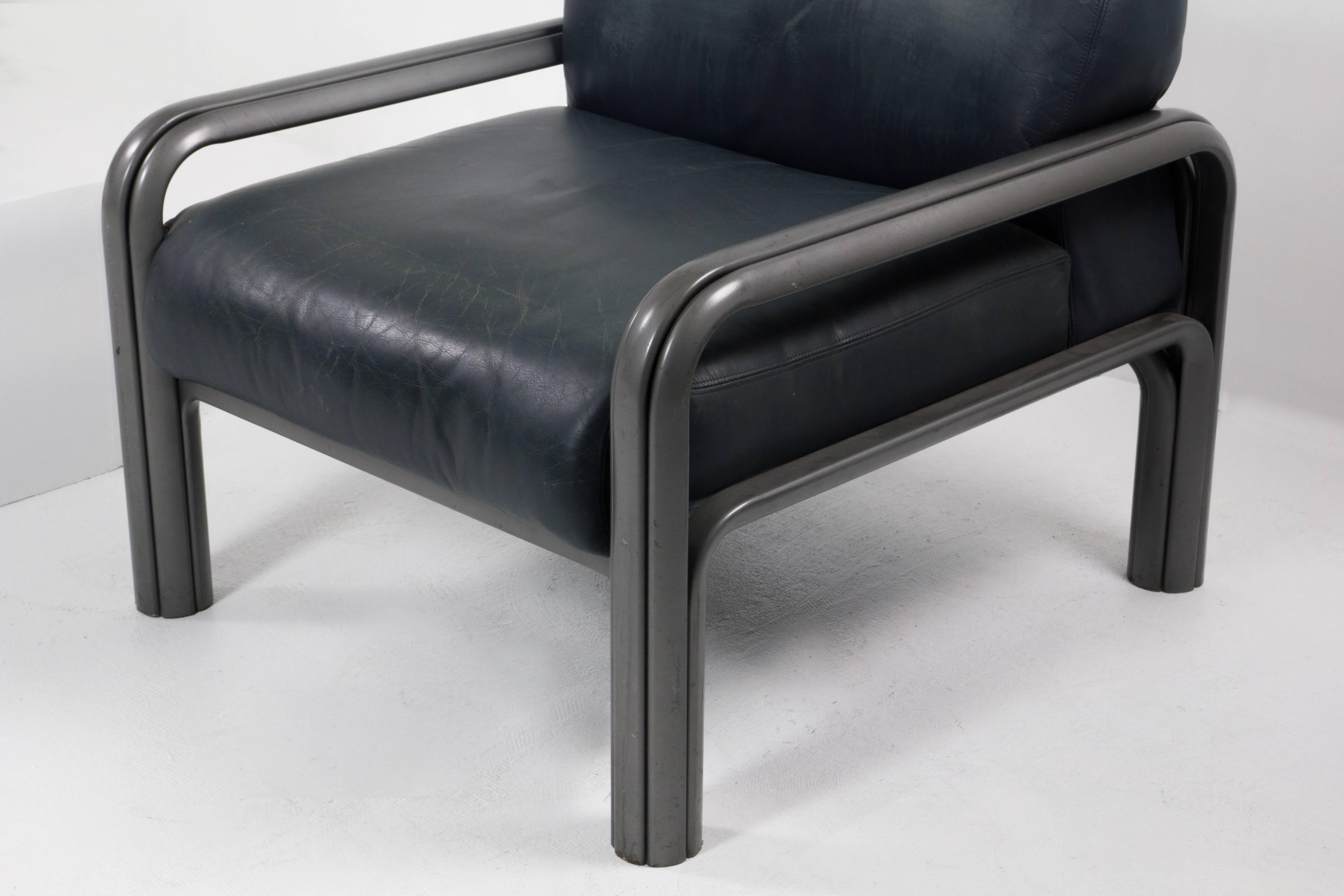 Pair of lounge chairs by Gae Aulenti for Knoll with extruded steel frames in grey enamel and loose cushions in leather.