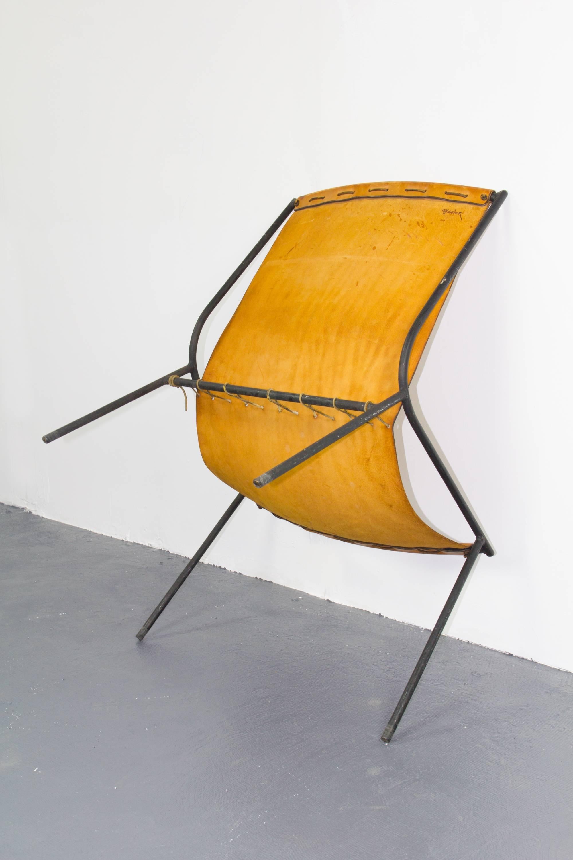 American Studio lounge chair by New Hampshire craftsman Gordon Keeler with heavy iron frame and thick saddle leather sling. "Gordon Meech Keeler (1926-2012) met David Campbell, then director of the League of New Hampshire Craftsmen, and