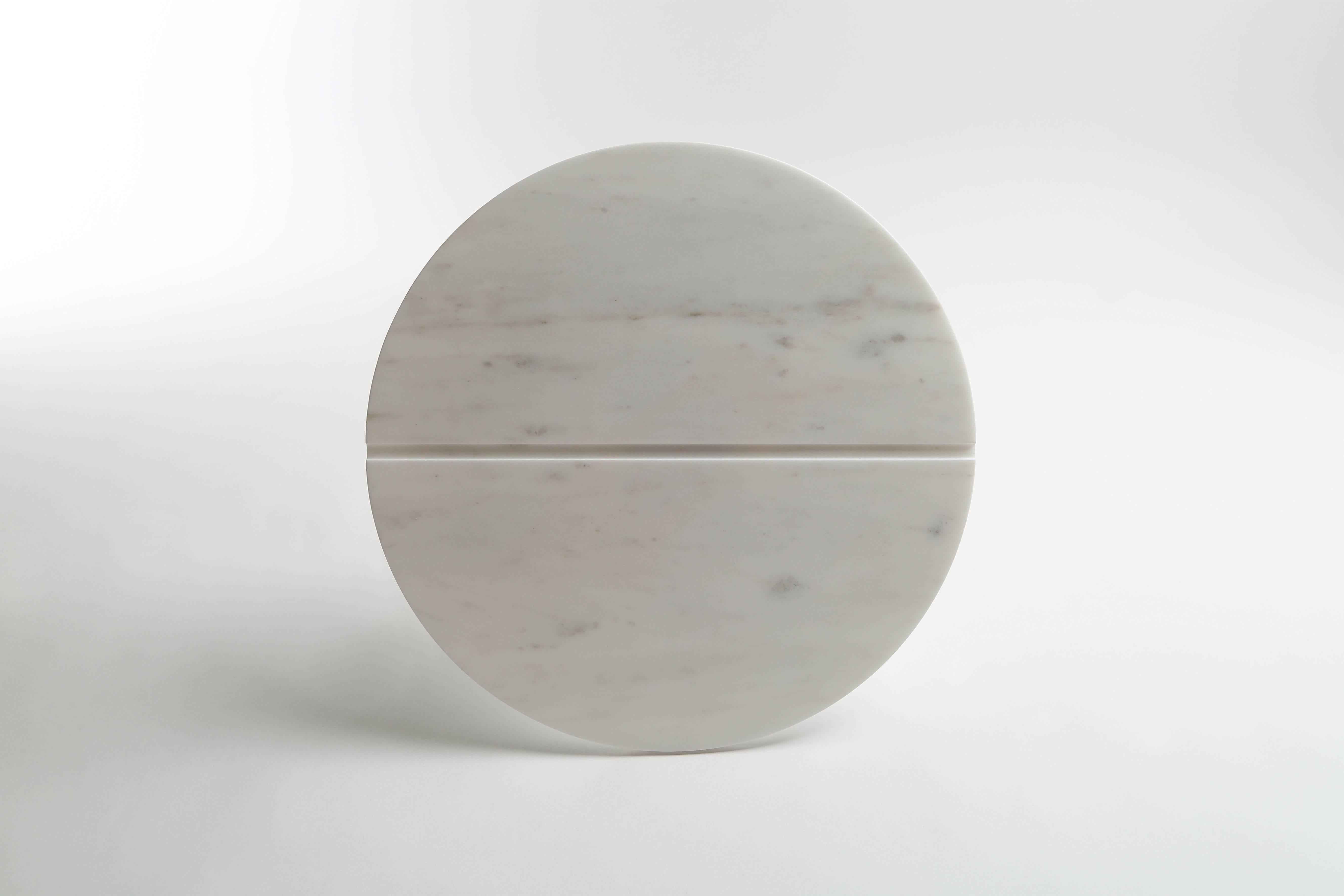 Table d'appoint du designer libanais Richard Yasmine
Version marbre (version métal également disponible)

Mesures : 44 cm de hauteur, 40 cm de diamètre au sommet
(17.3 x 15.8 in)


Cette table conçue par Richard Yasmine est nommée 