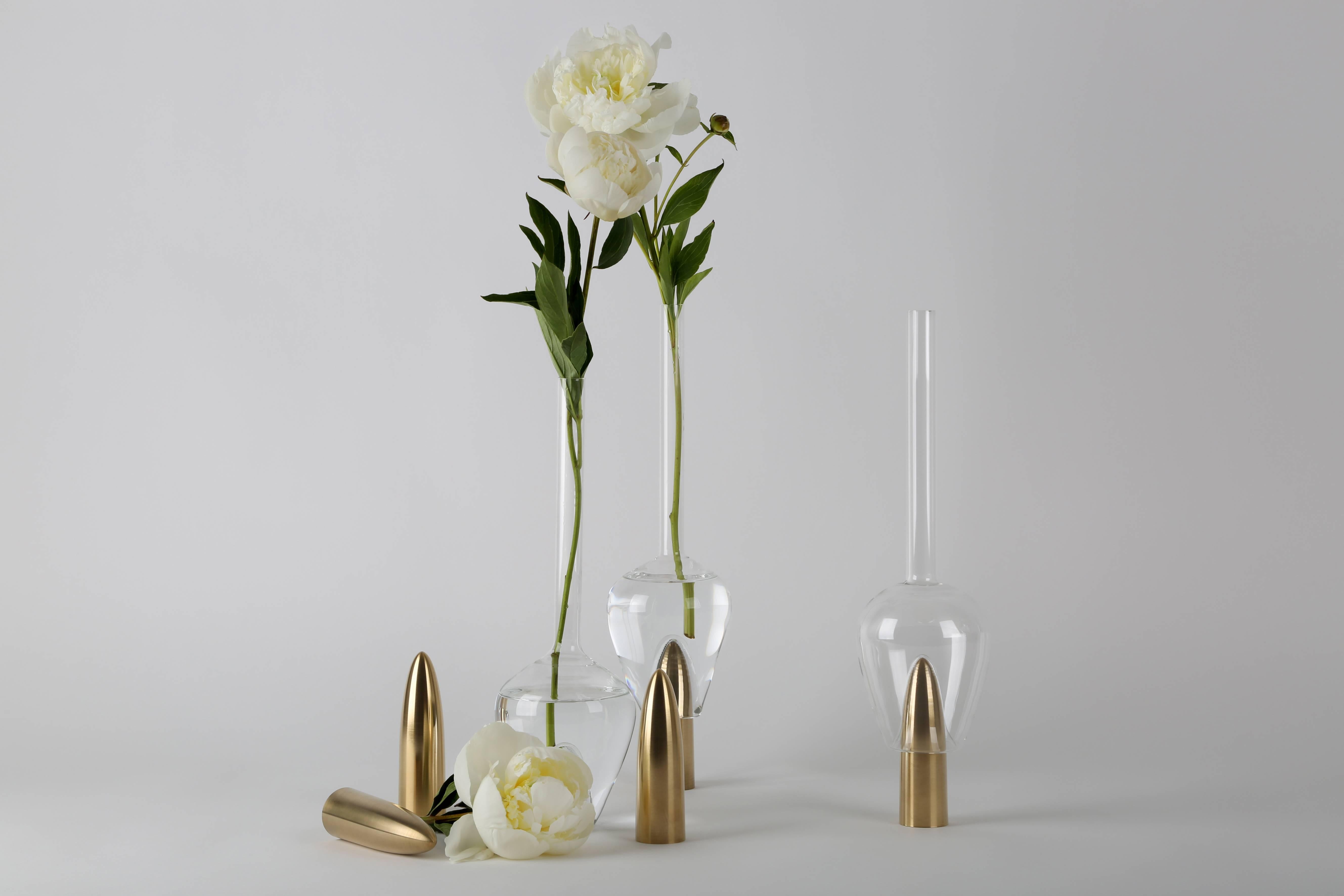 Vase

Geblasenes Borosilikatglas und poliertes Messing
Maße: 32 x 10 x 2 cm
(Abmessungen des Sockels: 12 x 3,5 cm)

