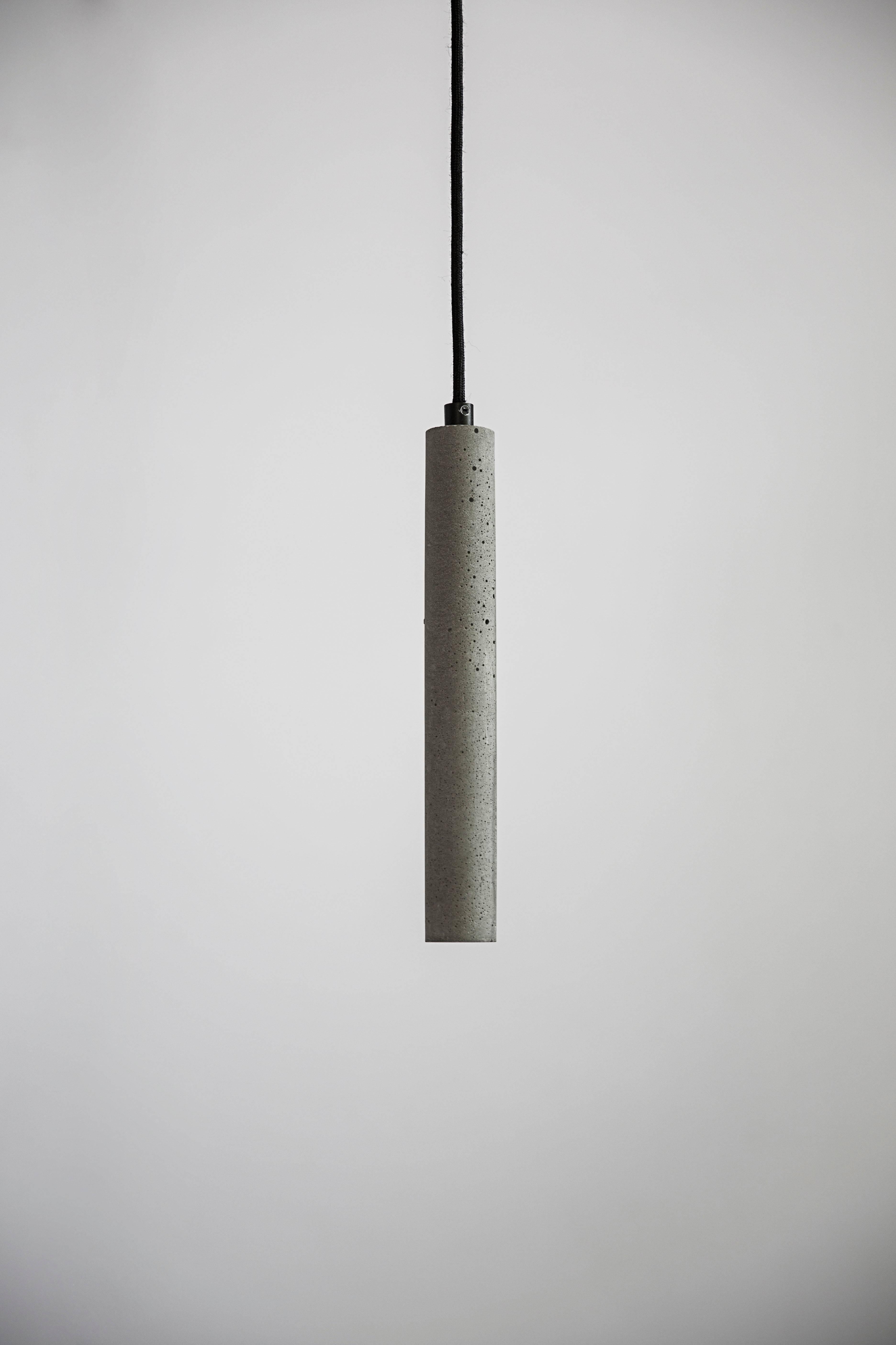 Concrete ceiling lamp designed by Cantonese studio Bentu Design.

(Sold individually)

31 cm High; 4 cm Diameter
Wire: 2Meters Black (adjustable)
Lamp Type: G9 LED 2W 100-240V 80Ra 135LM 3000K (compatible with US electric system)

........
“Bang”