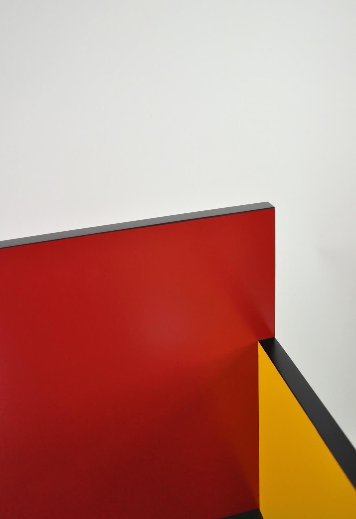 Geometrischer und minimalistischer Stuhl des russischen Designers Dmitry Samygin. Inspiriert von Gerrit Rietveld und dem Bauhaus-Stil. 

Sperrholz
Maße: 88,5 x 45 x 45 cm

Wählen Sie Ihre Farbe! 

Zwei Versionen:
- Ein Arm (rechts oder
