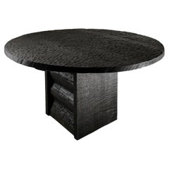 Table ronde contemporaine sculptée en bois de chêne massif, noire, « Taille actuelle M »