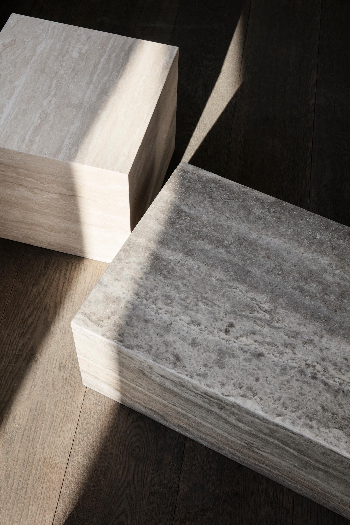 CUBISM GREY COFFEE TABLE BY NORR11 (klein)
Entwurf: Kristian Sofus Hansen und Tommy Hyldahl, 2023

Mateirals: 
Graue Travertin-Steinplatten mit Filzboden. Die Oberfläche des Tisches ist poliert und unbehandelt.

ABMESSUNGEN
- Klein: Tiefe: 45 cm x