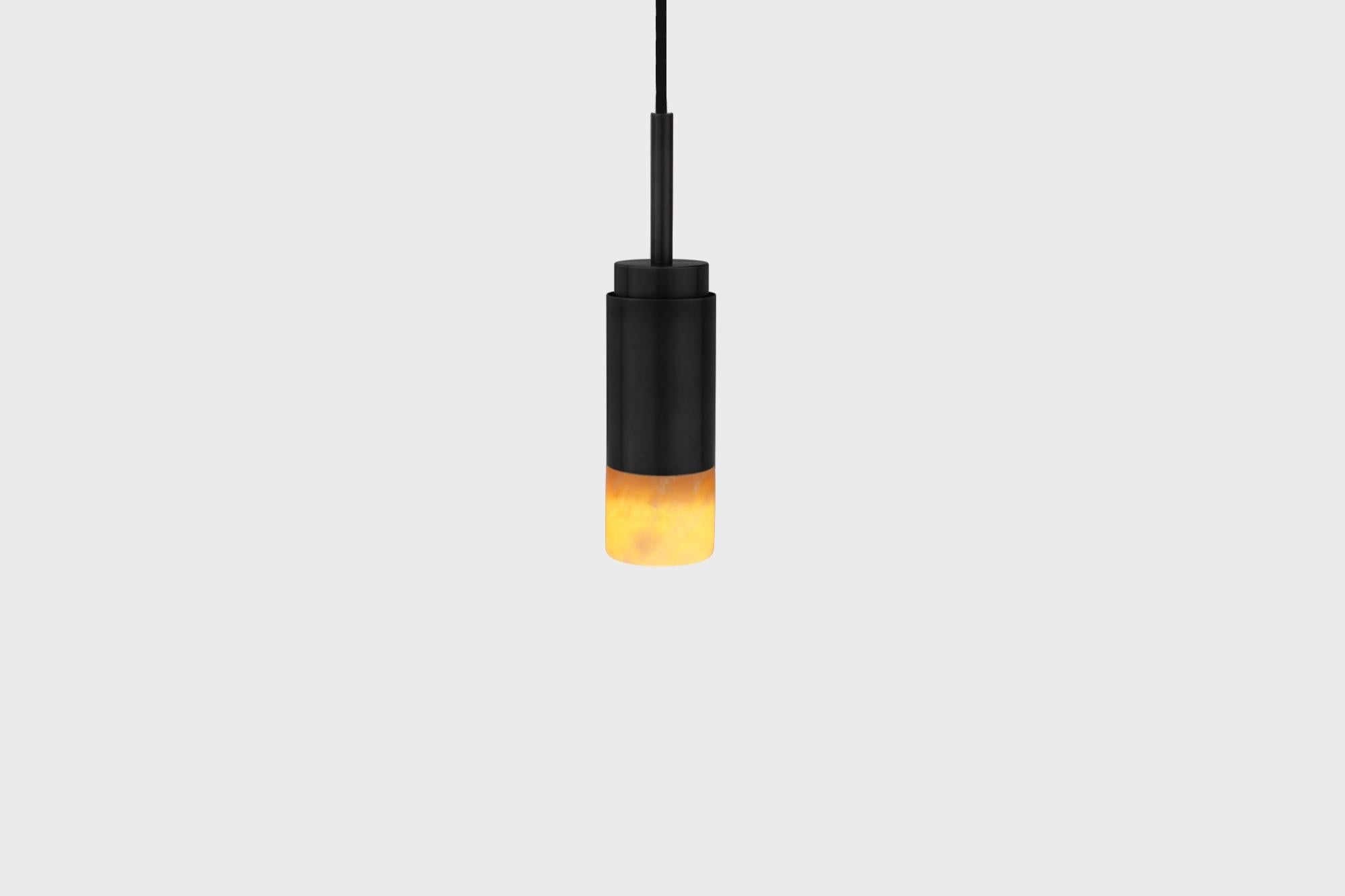 Lampada a sospensione personalizzabile 'Donya Spot' di Anour, cilindro ambrato, acciaio nero

Dimensioni:
ø 6 cm x H. 25 cm

Dettagli tecnici:
- 240V / 120V
- Lampadina GU 10 (lampadina non inclusa)
- Potenza: Max. 6 W

Cavo: 
- Corde da 3,2 m in