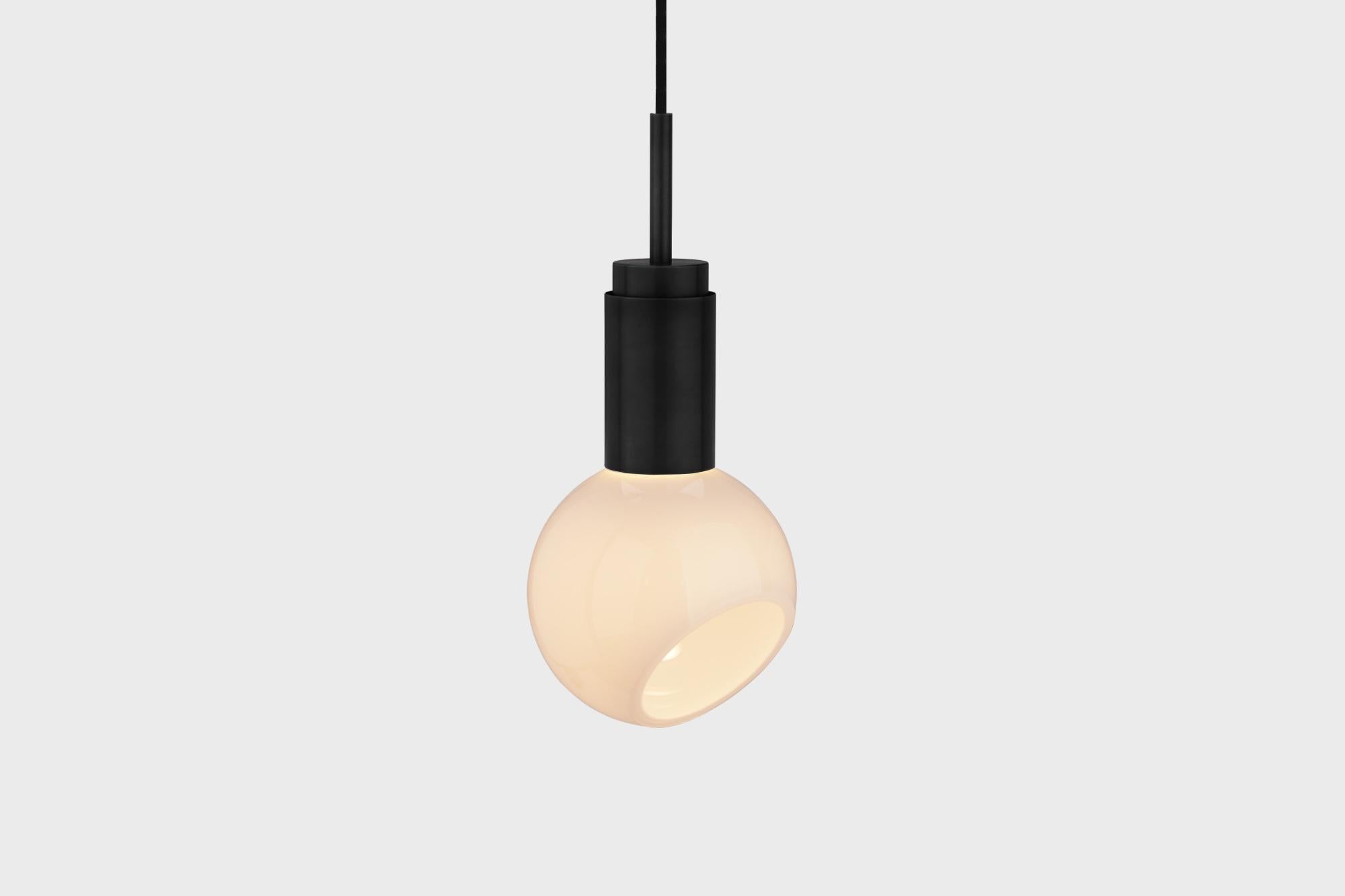 Lampada a sospensione personalizzabile 'Donya Spot' di Anour, Sfera, Acciaio Nero

Dimensioni:
ø 15 cm x H. 35 cm

Dettagli tecnici:
- 240V / 120V
- Lampadina GU 10 (lampadina non inclusa)
- Potenza: Max. 6 W

Cavo: 
- Corde da 3,2 m in tessuto nero