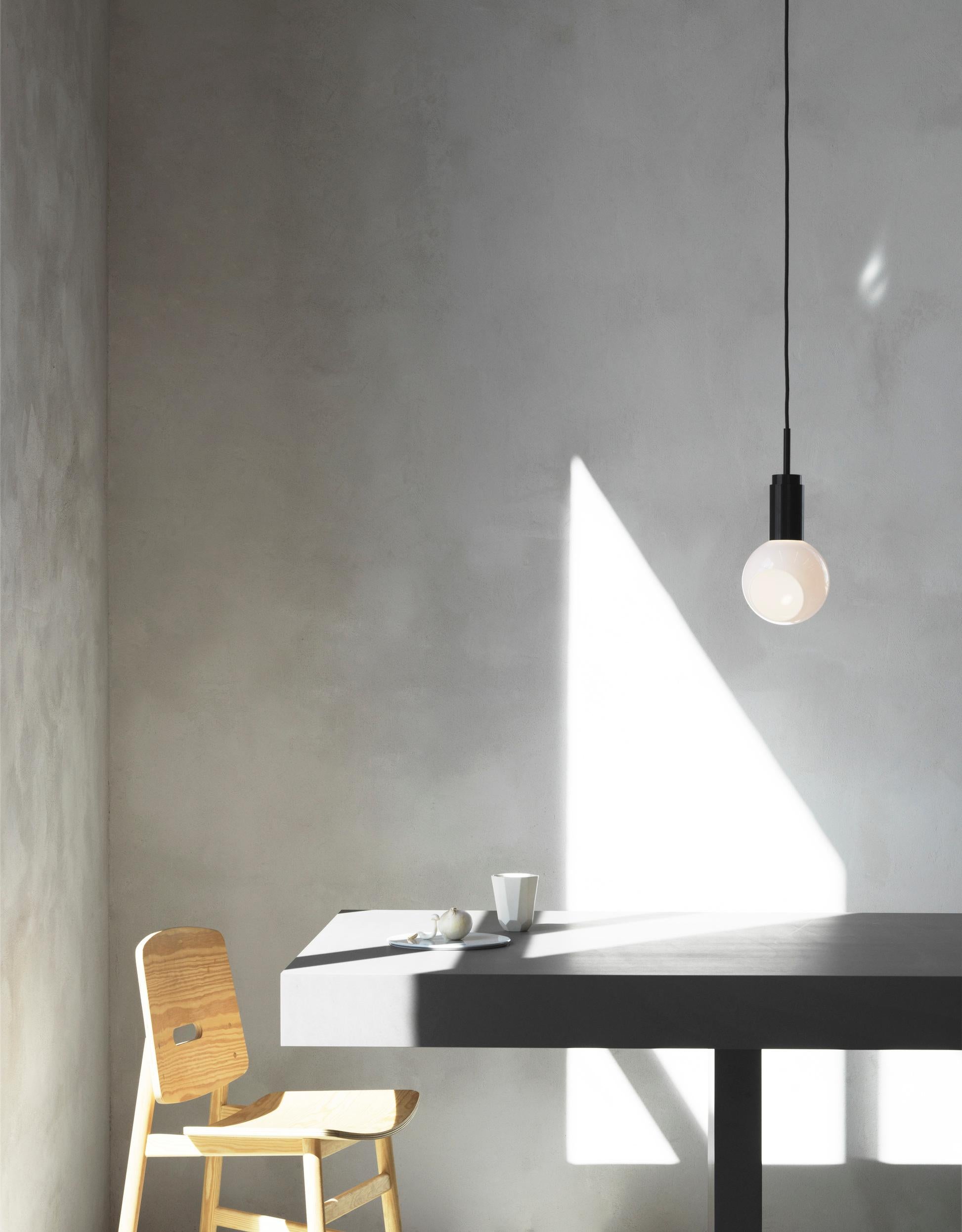 XXI secolo e contemporaneo Lampada a sospensione personalizzabile 'Donya Spot' di Anour, Sfera, Acciaio Nero in vendita