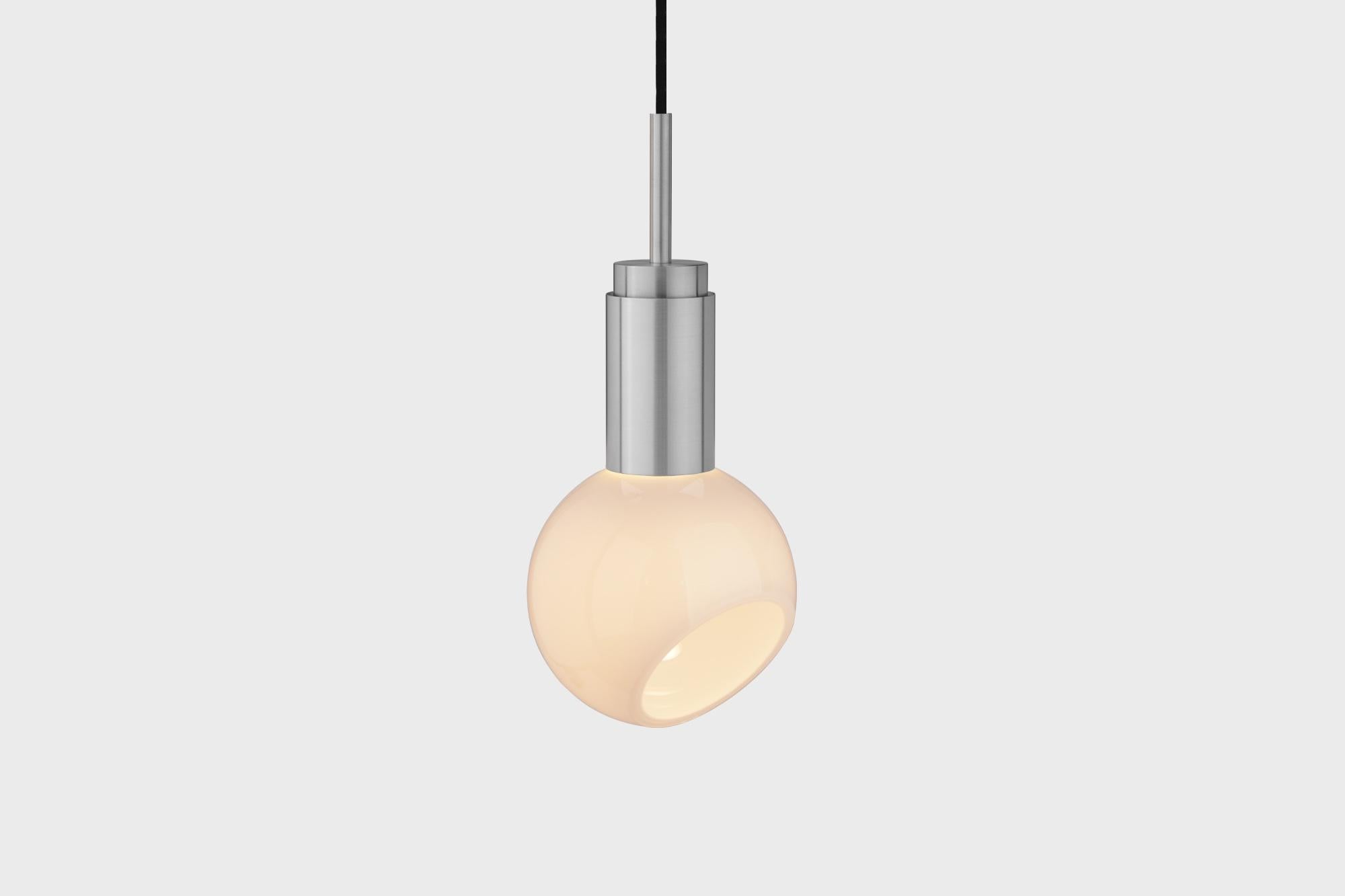 Lampada a sospensione personalizzabile 'Donya Spot' di Anour, Sfera, Acciaio spazzolato

Dimensioni:
ø 15 cm x H. 35 cm

Dettagli tecnici:
- 240V / 120V
- Lampadina GU 10 (lampadina non inclusa)
- Potenza: Max. 6 W

Cavo: 
- Corde da 3,2 m in