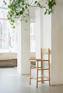 Tabouret de bar contemporain « AKADEMIA » par Wesley Walters et Salla Luhtasela, chêne clair