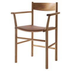 Fauteuil moderne « AKADEMIA » par Wesley Walters et Salla Luhtasela, cuir/chêne
