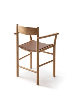Fauteuil moderne « AKADEMIA » par Wesley Walters et Salla Luhtasela, cuir/chêne