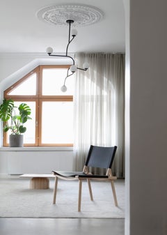 Silla «DECEMBER», de Jasper Morrison y Wataru Kumano, de roble y cuero color nude