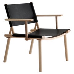 Fauteuil « DECEMBER » de Jasper Morrison et Wataru Kumano, en frêne et cuir noir