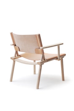 Fauteuil « DECEMBER » de Jasper Morrison et Wataru Kumano, en frêne et cuir couleur chair