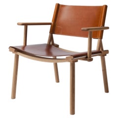 Poltrona 'DECEMBER' di Jasper Morrison e Wataru Kumano, in rovere e pelle color cognac