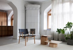 Poltrona 'DECEMBER' di Jasper Morrison e Wataru Kumano, in rovere e pelle color cognac