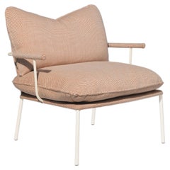 Sillón «Pico Lounge Chair» contemporáneo de Fogia, estructura en color crema, tapizado «Serpentine»