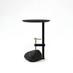 Studio Buzao, table d'appoint en pierre de lave noire par Bentu Design